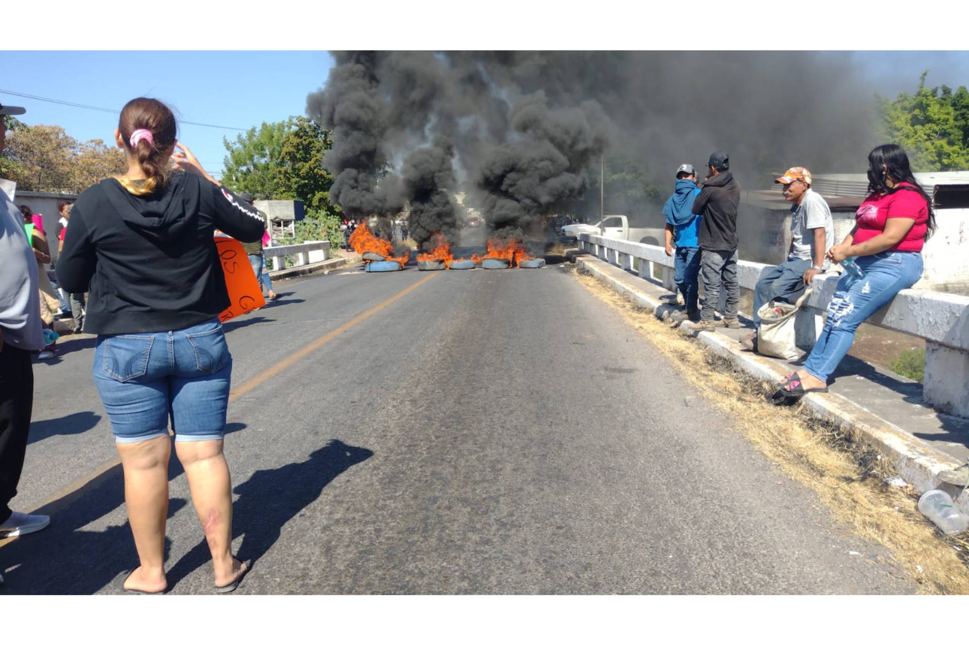 Bloqueos carreteros sacuden la región Apatzingán, tras hallazgo de seis personas sin vida