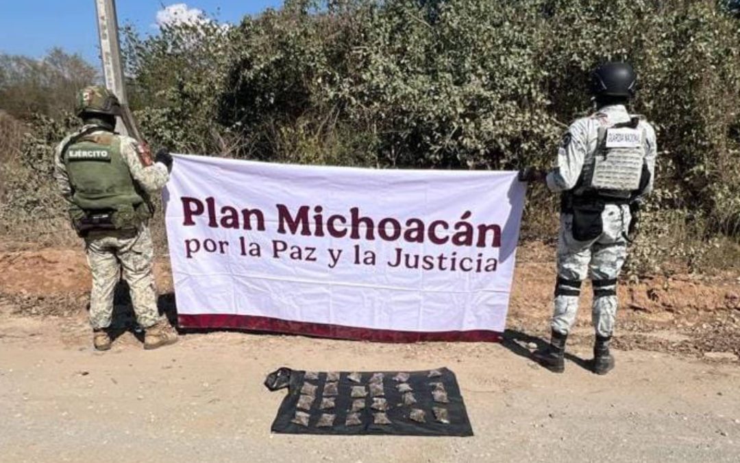 Ejército, GN y la GC aseguran armas, cartuchos útiles, cargadores y destruyen un campamento en Michoacán.