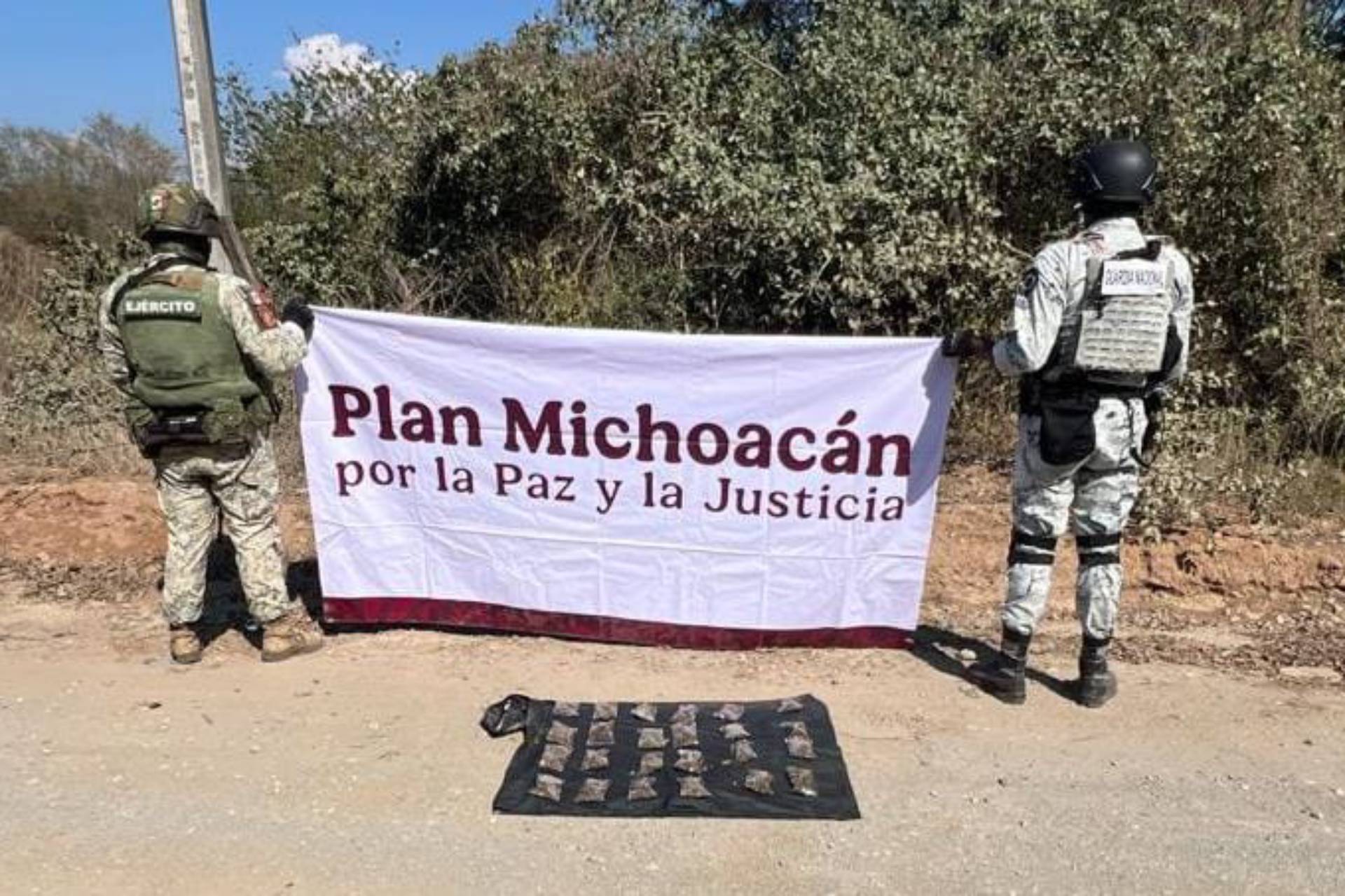 Ejército, GN y la GC aseguran armas, cartuchos útiles, cargadores y destruyen un campamento en Michoacán.