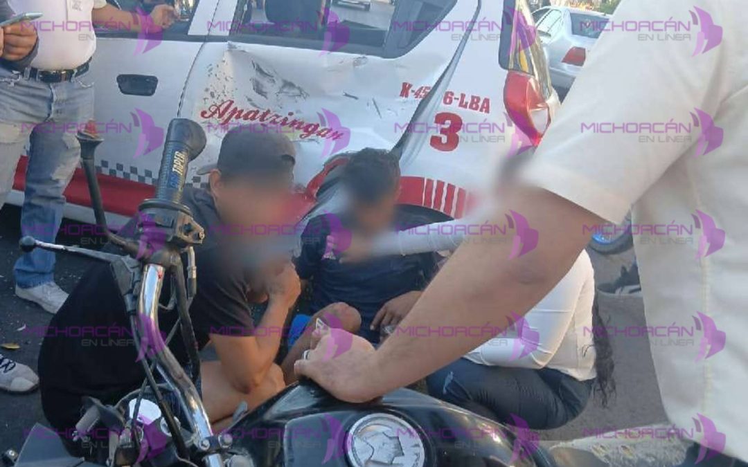 Fuerte choque entre motociclista y taxi deja un joven gravemente lesionado en Apatzingán