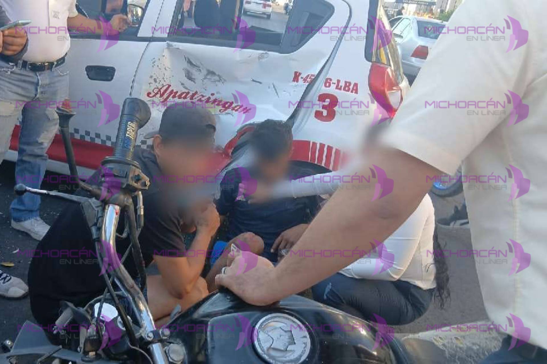 Fuerte choque entre motociclista y taxi deja un joven gravemente lesionado en Apatzingán