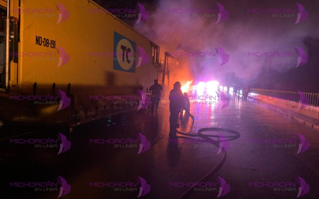 Incendio de nodriza en la Autopista Siglo XXI provoca movilización de emergencia.