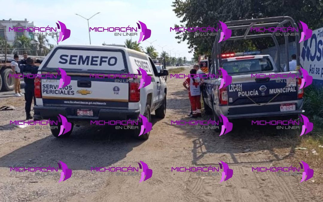 Localizan a hombre sin vida con signos de violencia cerca de instalaciones policiales en Lázaro Cárdenas.