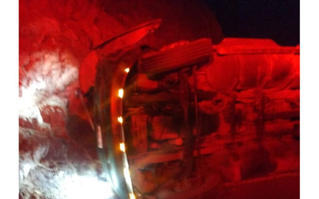 Volcadura de tractocamión en la Autopista Siglo XXI deja solo daños materiales