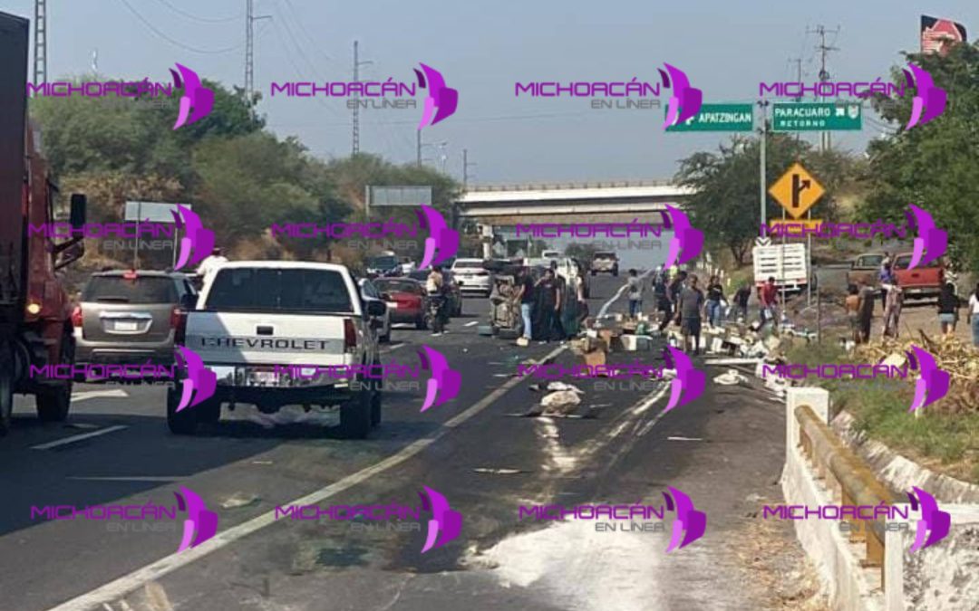 Volcadura en la carretera Cuatro Caminos–Apatzingán deja dos personas lesionadas