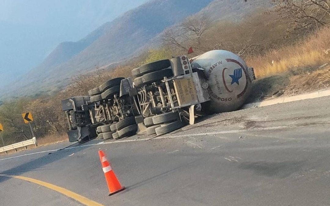 Vuelca pipa de Gas LP con doble contenedor en la Autopista Siglo XXI; conductor resulta ileso
