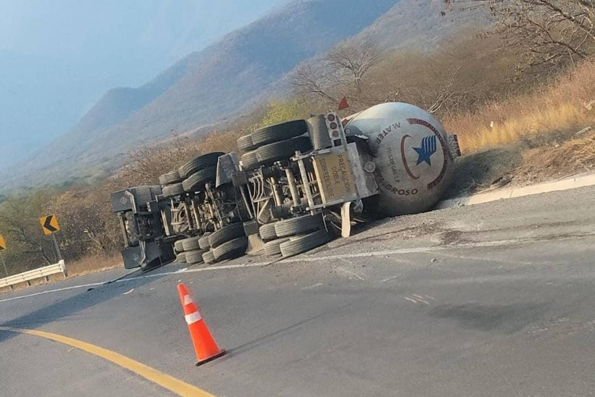 Vuelca pipa de Gas LP con doble contenedor en la Autopista Siglo XXI; conductor resulta ileso