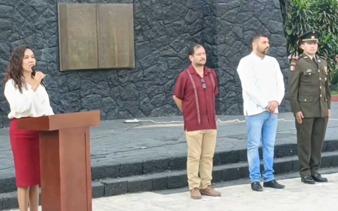 Gobierno y Sociedad Apatzingán conmemoran el 109 aniversario de la Constitución Política de 1917.