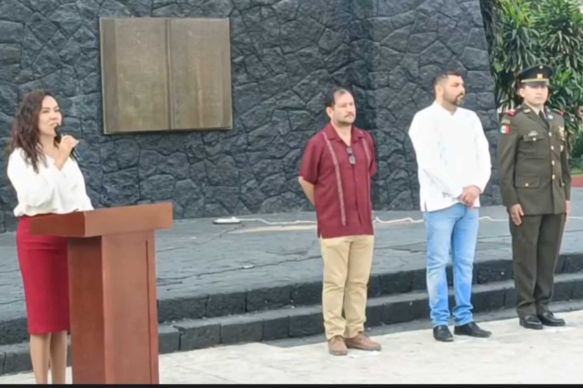 Gobierno y Sociedad Apatzingán conmemoran el 109 aniversario de la Constitución Política de 1917.