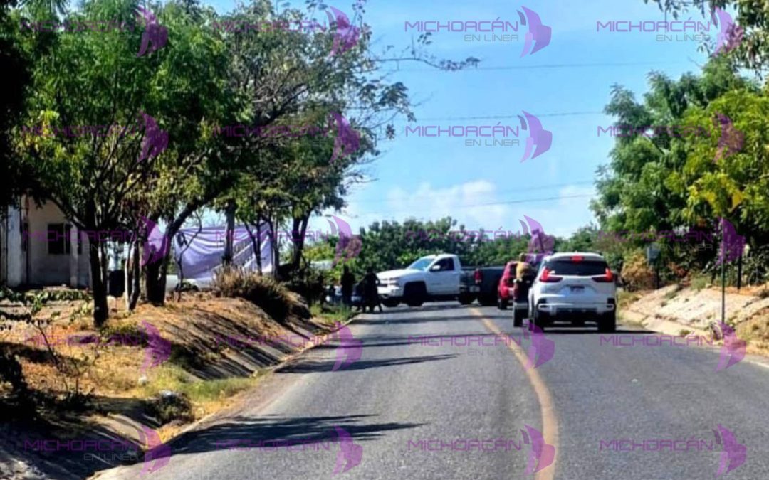 Bloquean por enésima ocasión la carretera Apatzingán–Tepalcatepec; exigen esclarecimiento de presuntas desapariciones
