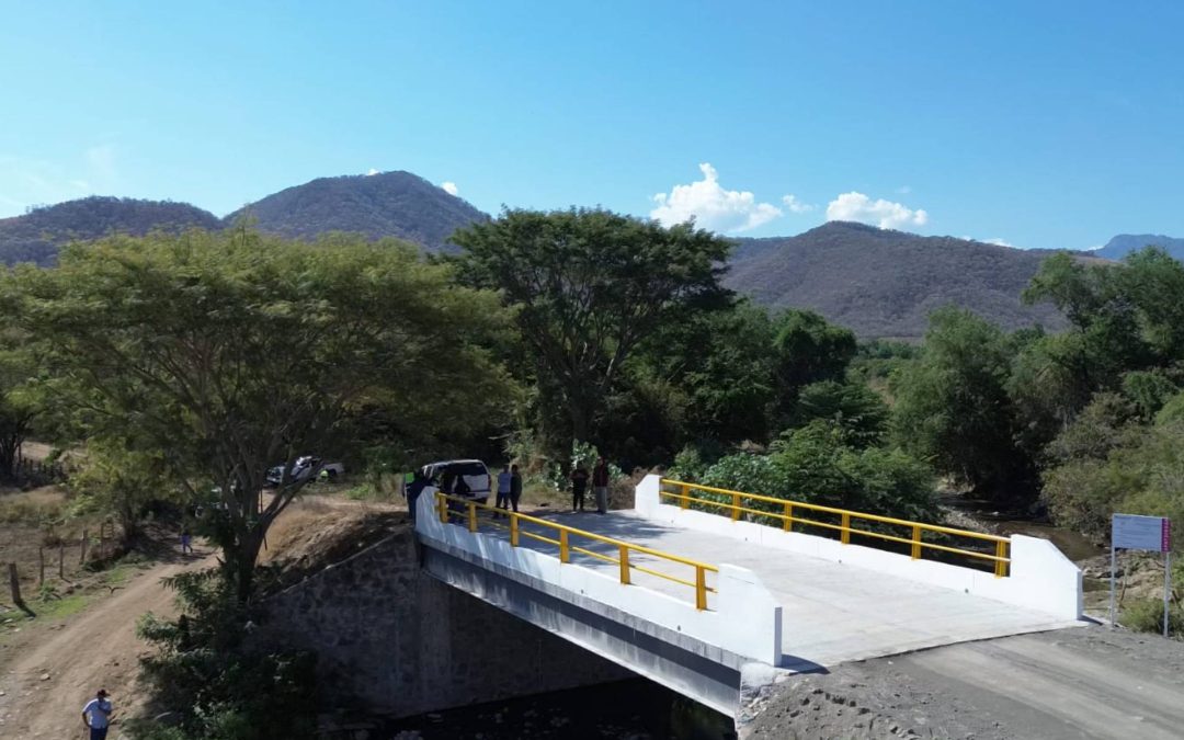 Fanny L. Arreola entregan Puente del Lindero, obra que fortalece la conectividad rural en Apatzingán.