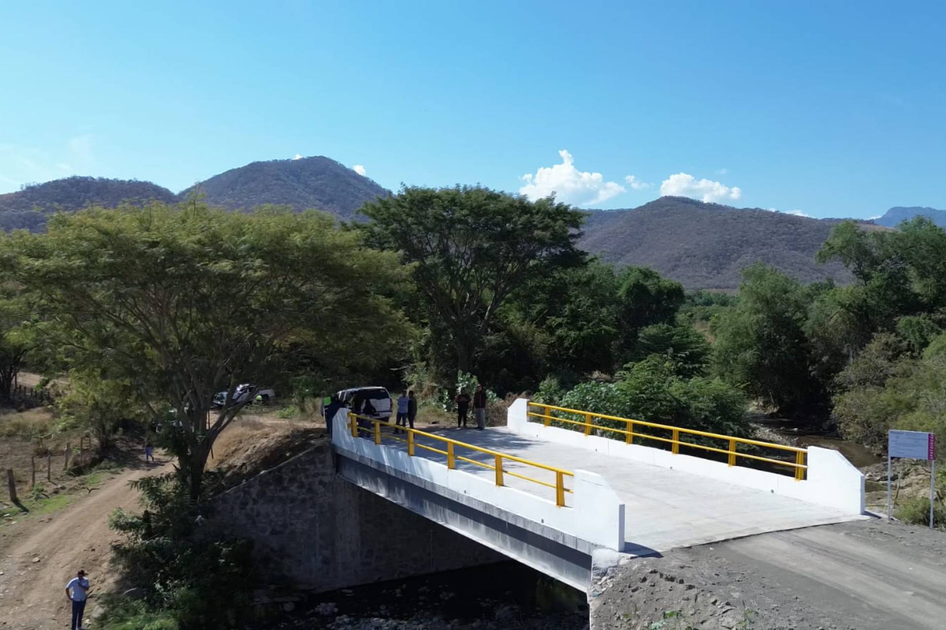 Fanny L. Arreola entregan Puente del Lindero, obra que fortalece la conectividad rural en Apatzingán.