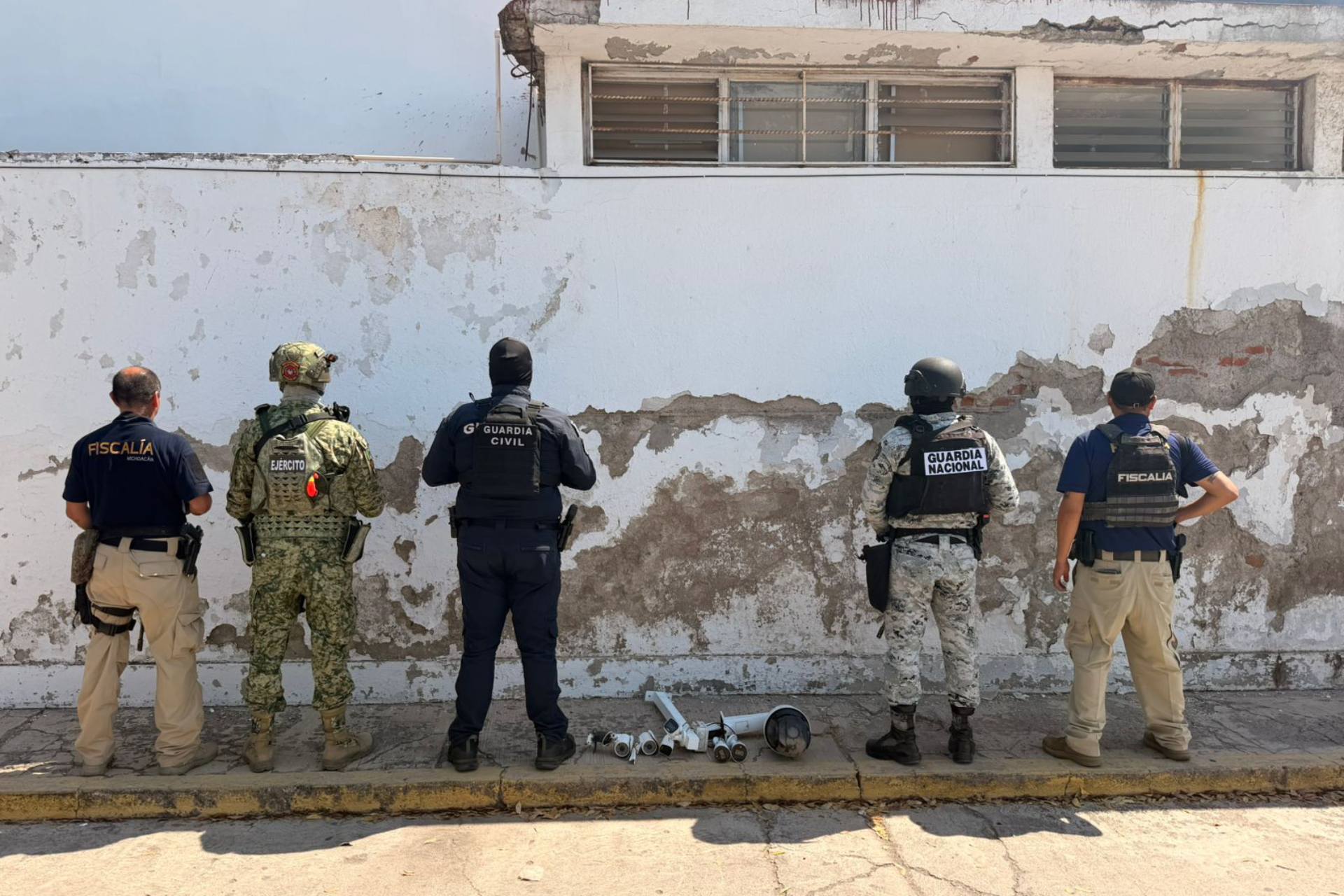 FGE retira siete “cámaras parásitas” instaladas ilegalmente y presuntamente utilizadas para conductas delictivas, en Apatzingán