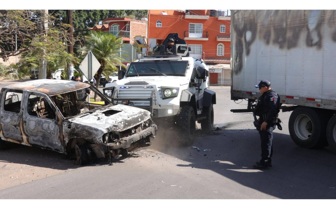 Guardia Civil libera bloqueos con apoyo de vehículos blindados; secretario encabeza operativo en región.