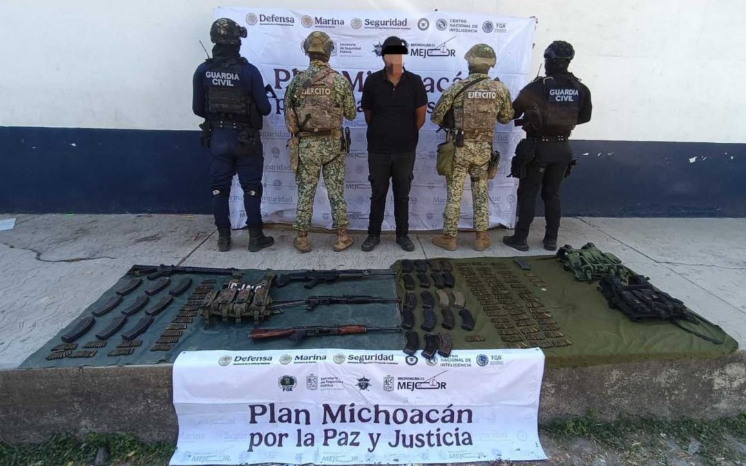 En Apatzingán la SSP y fuerzas federales detienen a hombre en posesión de armamento.