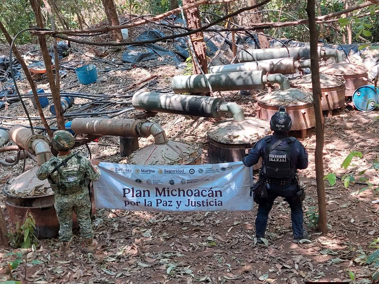 Fuerzas de seguridad desmantelan Narco Laboratorio en la región de Arteaga, Michoacán.