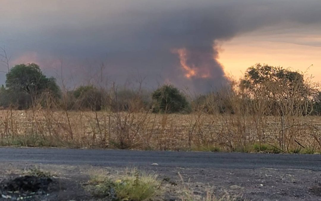 Tras más de 48 horas, logran controlar incendio en el basurero municipal de Apatzingán