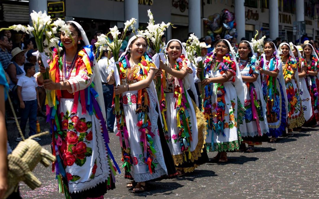 Música, color y tradición: Así se vivió el espectacular desfile del Tianguis Domingo de Ramos en Uruapan.
