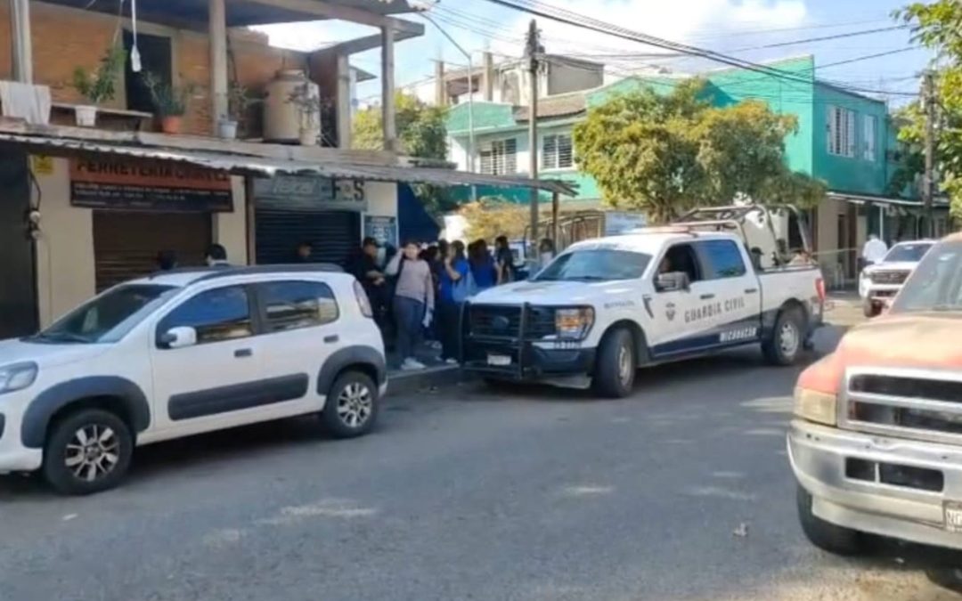 Detienen a alumno que privó de la vida a dos docentes en preparatoria Aton Makárenko, en Lázaro Cárdenas.