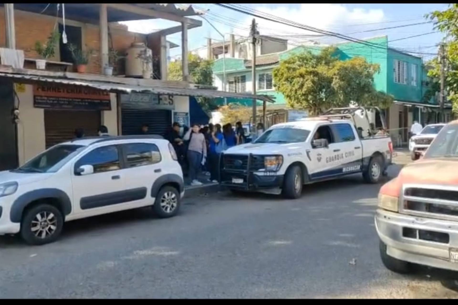 Detienen a alumno que privó de la vida a dos docentes en preparatoria Aton Makárenko, en Lázaro Cárdenas.