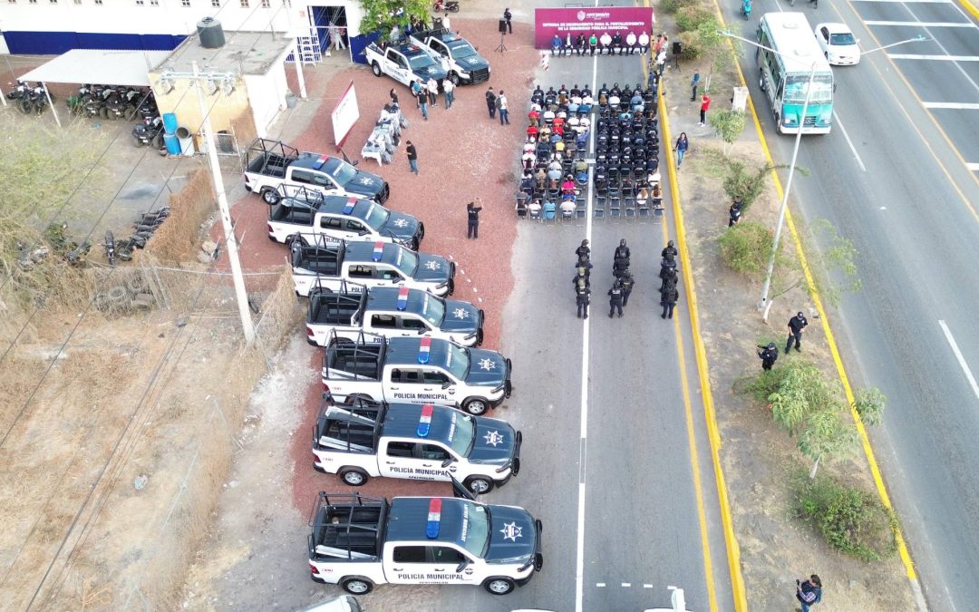 Más equipo y nuevas unidades para la Policía de Apatzingán: inversión para fortalecer la corporación.