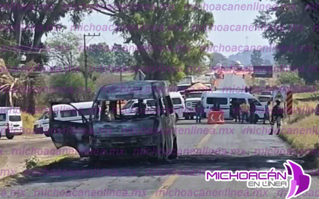 Se incendia combi del transporte público en tramo de carretera Morelia–Zinapécuaro