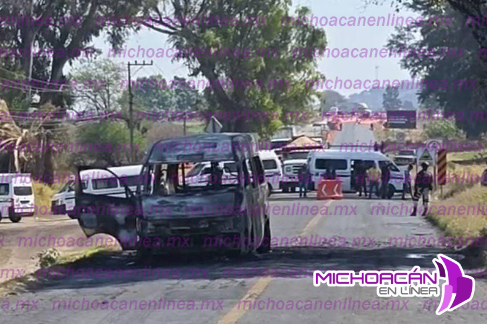Tras quema de combi transportistas bloquean carretera Tarímbaro–Álvaro Obregón.