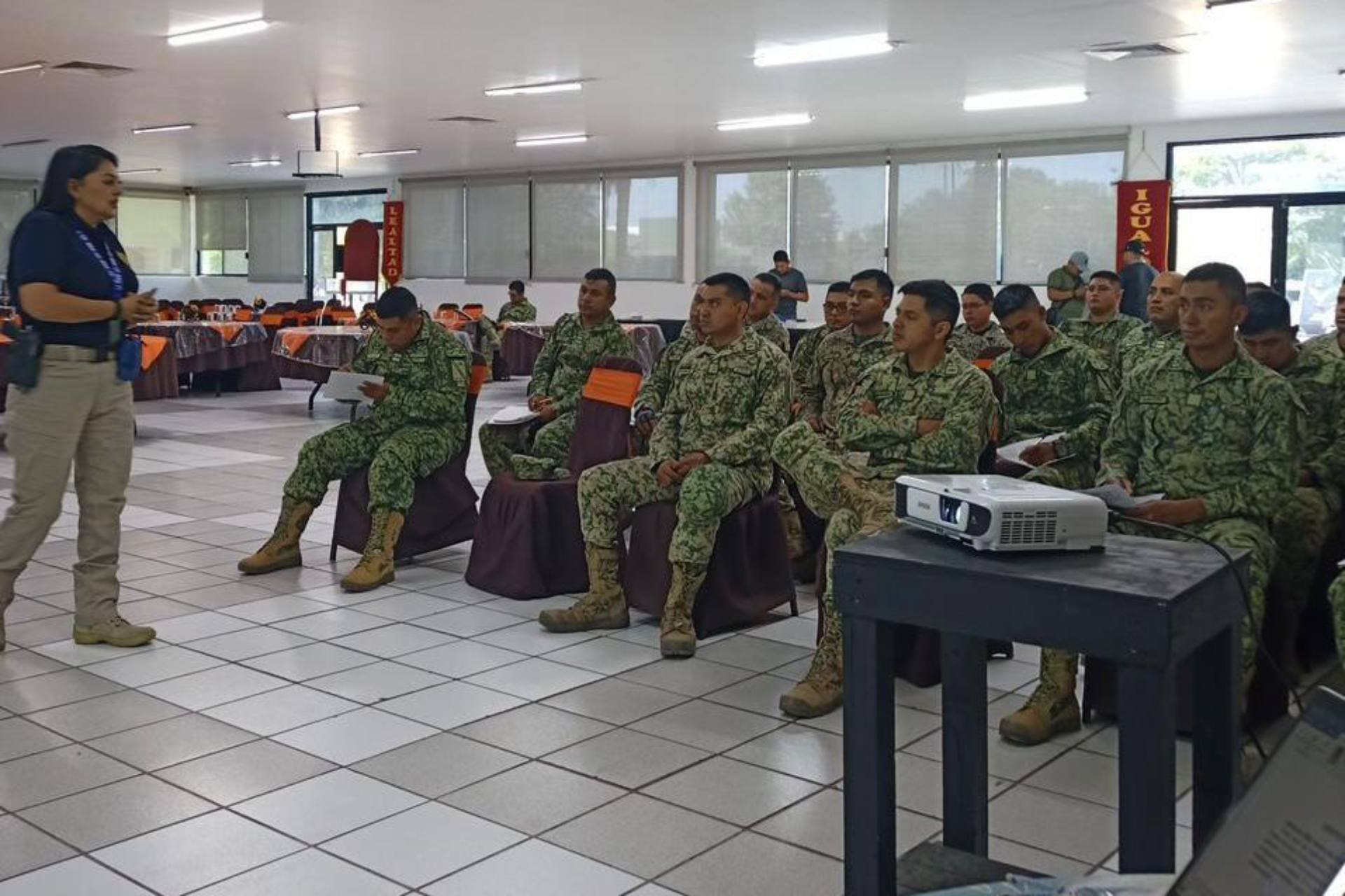 FGE inicia capacitación en Protocolos Nacionales de Actuación para personal de SEDENA y GN en Apatzingán.