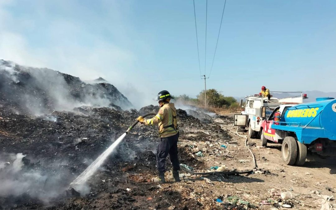 Incendio en relleno sanitario de Apatzingán moviliza a cuerpos de emergencia; avance del 50% en su control
