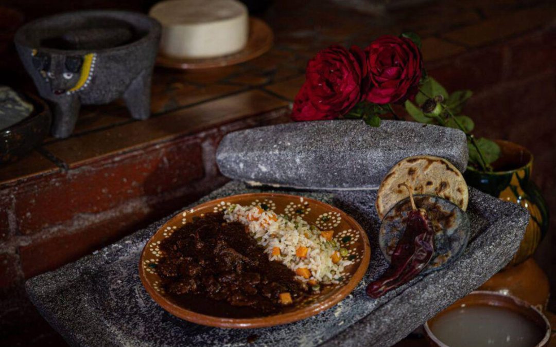 Sabores que cuentan historias: Recorre la ruta de las cocineras tradicionales.