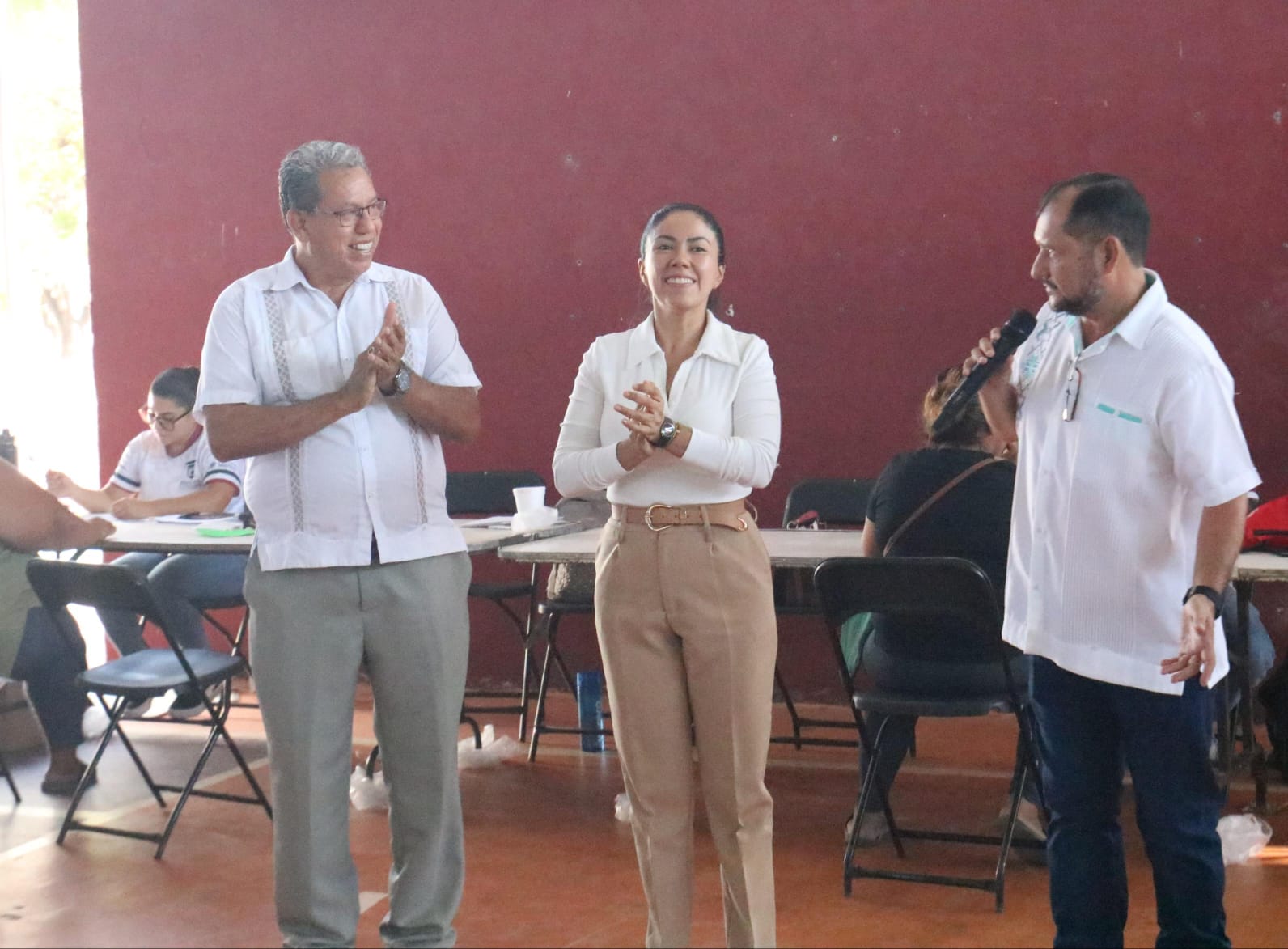 Fanny L. Arreola, encabeza entrega de becas del Bienestar a familias apatzinguenses.