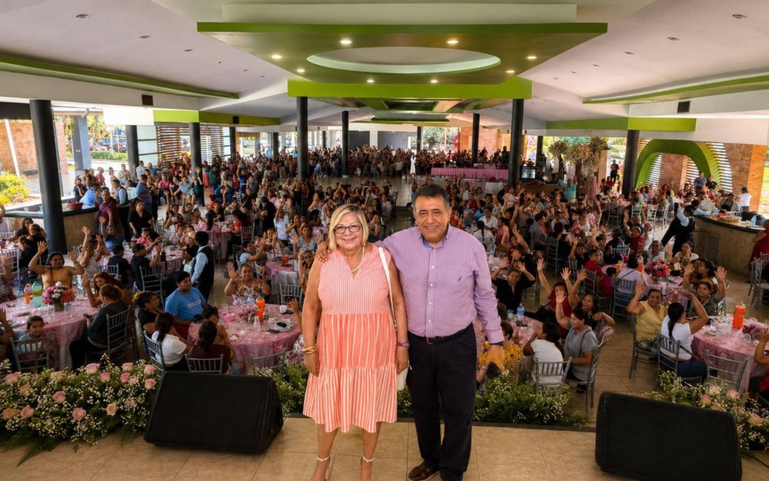Con un festejo en grande, José Luis Cruz Lucatero, reconoce y celebra a las madres de Apatzingán.