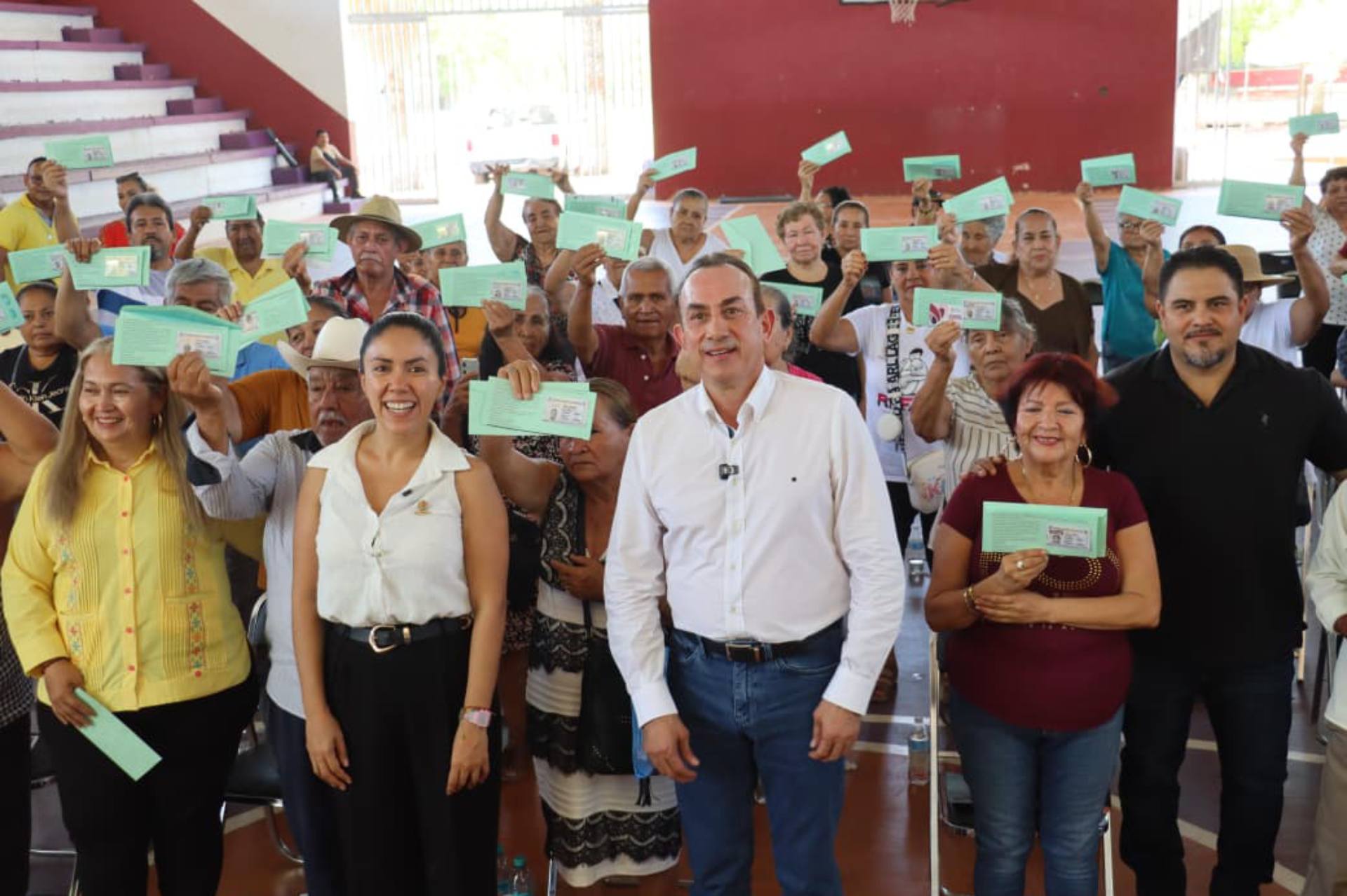 Fanny L. Arreola  erncasbeza entrega de 37 Visas Americanas a Adultos Mayores  
