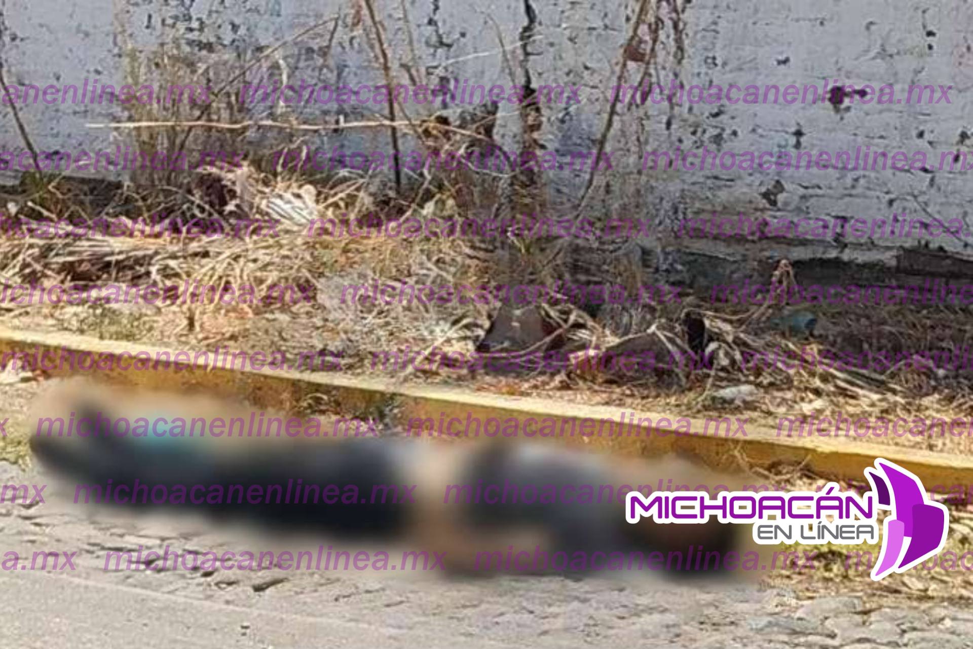 Hombre es ultimado a balazos tras persecución en calles de Apatzingán.