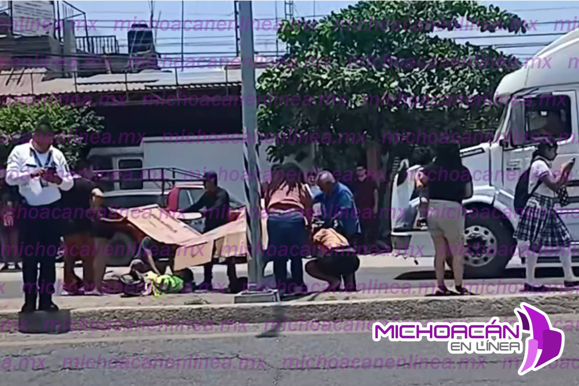 En Lázaro Cárdenas, muere estudiante tras ser embestida por motociclista.
