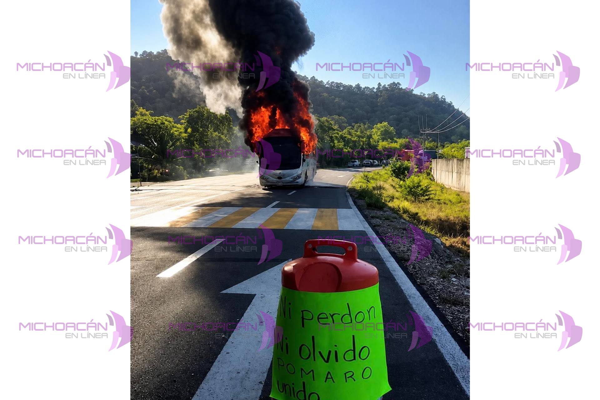 Persisten bloqueos e incendios de vehículos en la Costa de Michoacán tras asesinato de líderes comunales de Pomaro