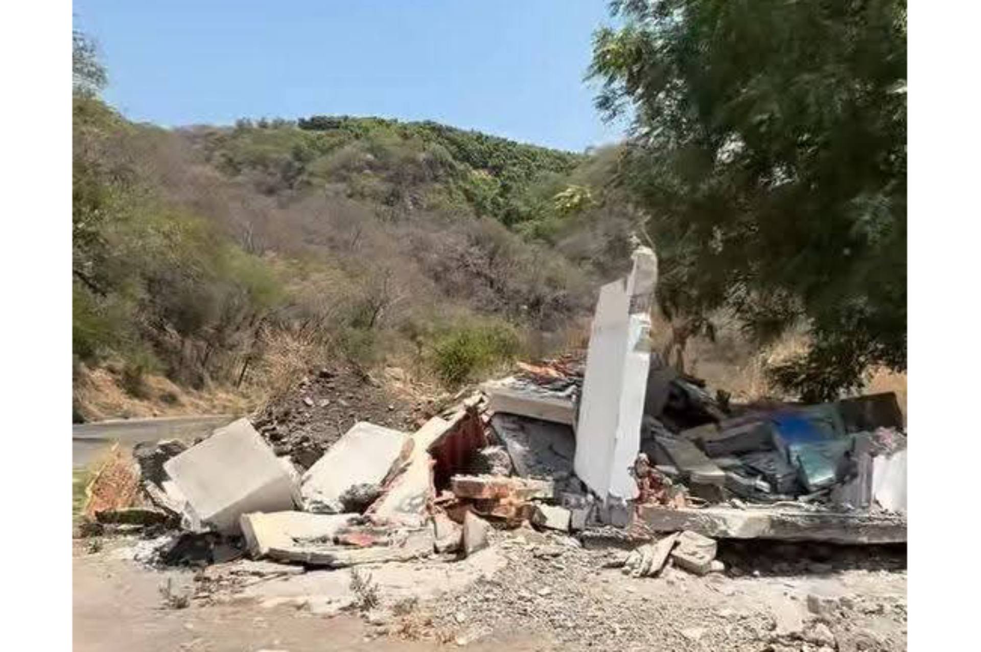 Retiran y destruyen altares de la “Santa Muerte” en el puente El Márquez