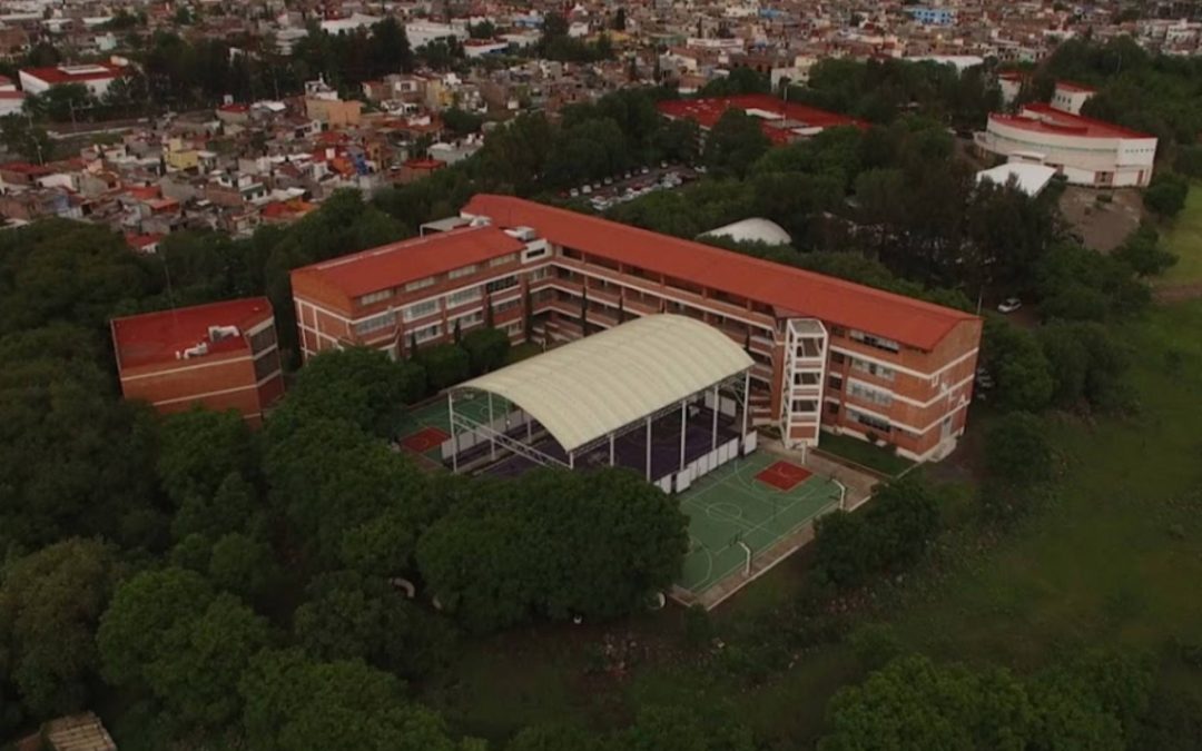 Padre irrumpe en salón del Bachillerato UNLA Campus Morelia por presunto bullying; FGE ya investiga.