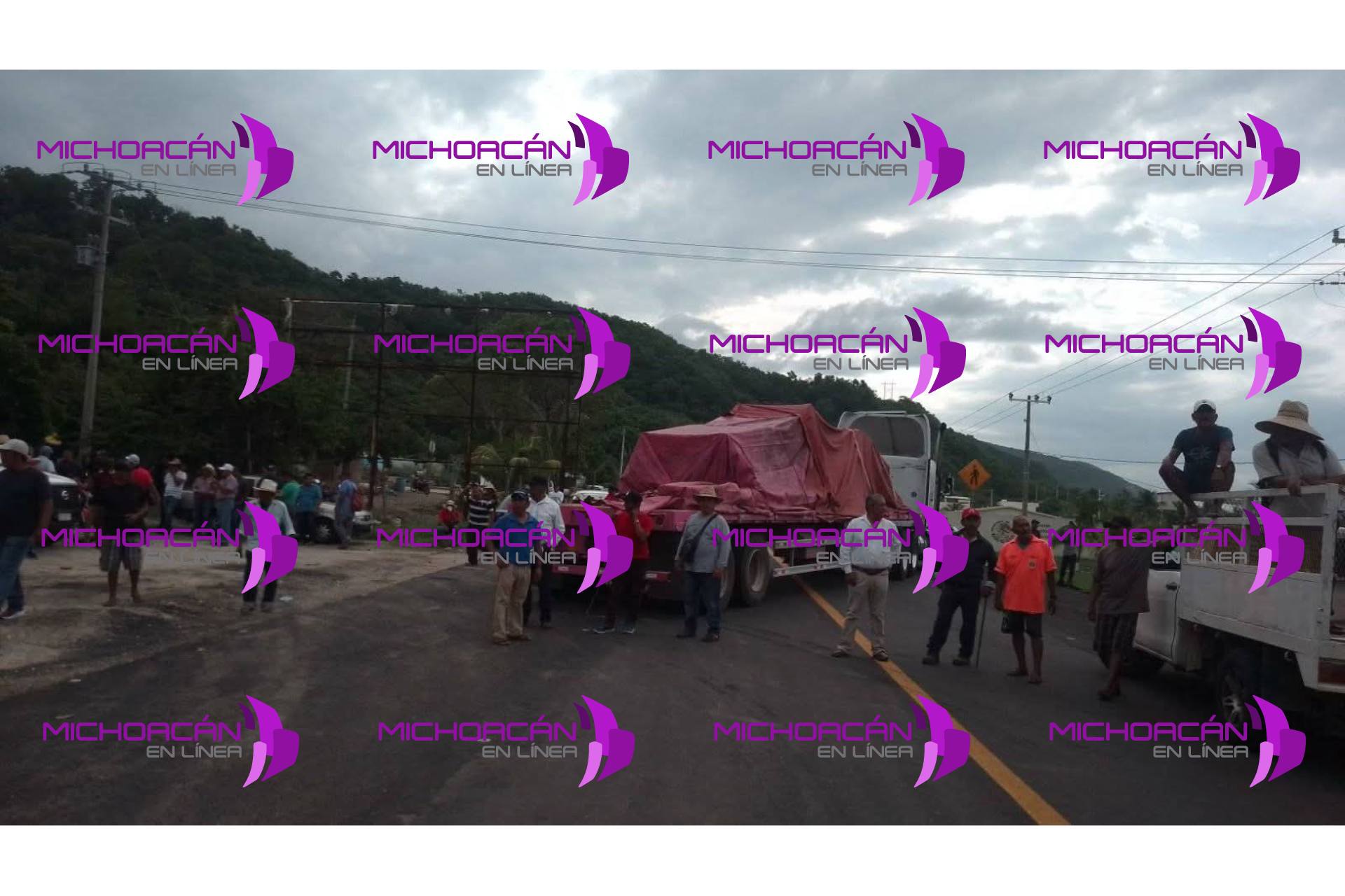Violencia en la Costa de Michoacán provoca bloqueos e incendios de vehículos tras homicidio de autoridades comunales.