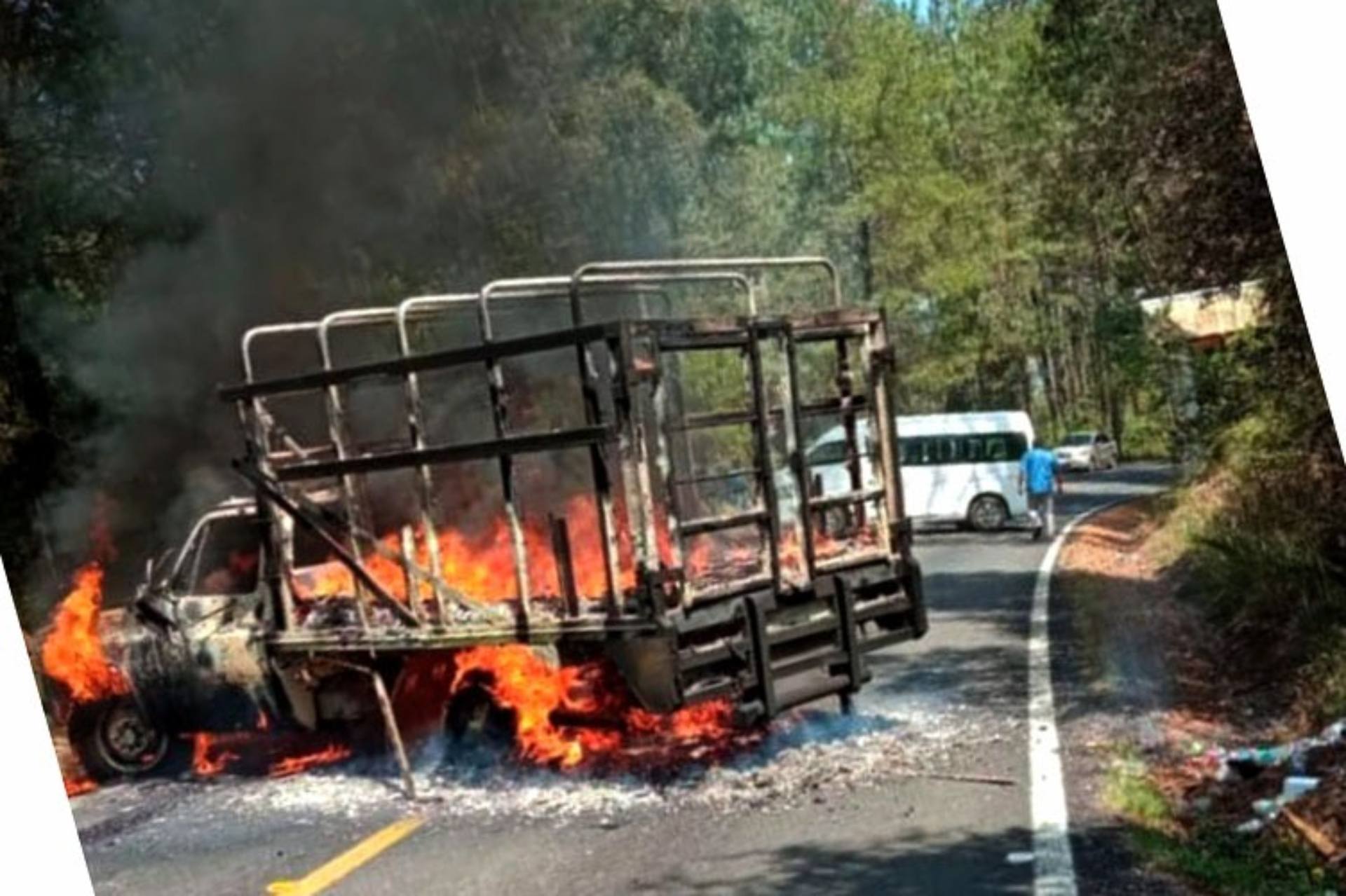 Violencia desata pánico en Charapan; enfrentamientos y vehículos incendiados obligan a trabajadores a huir