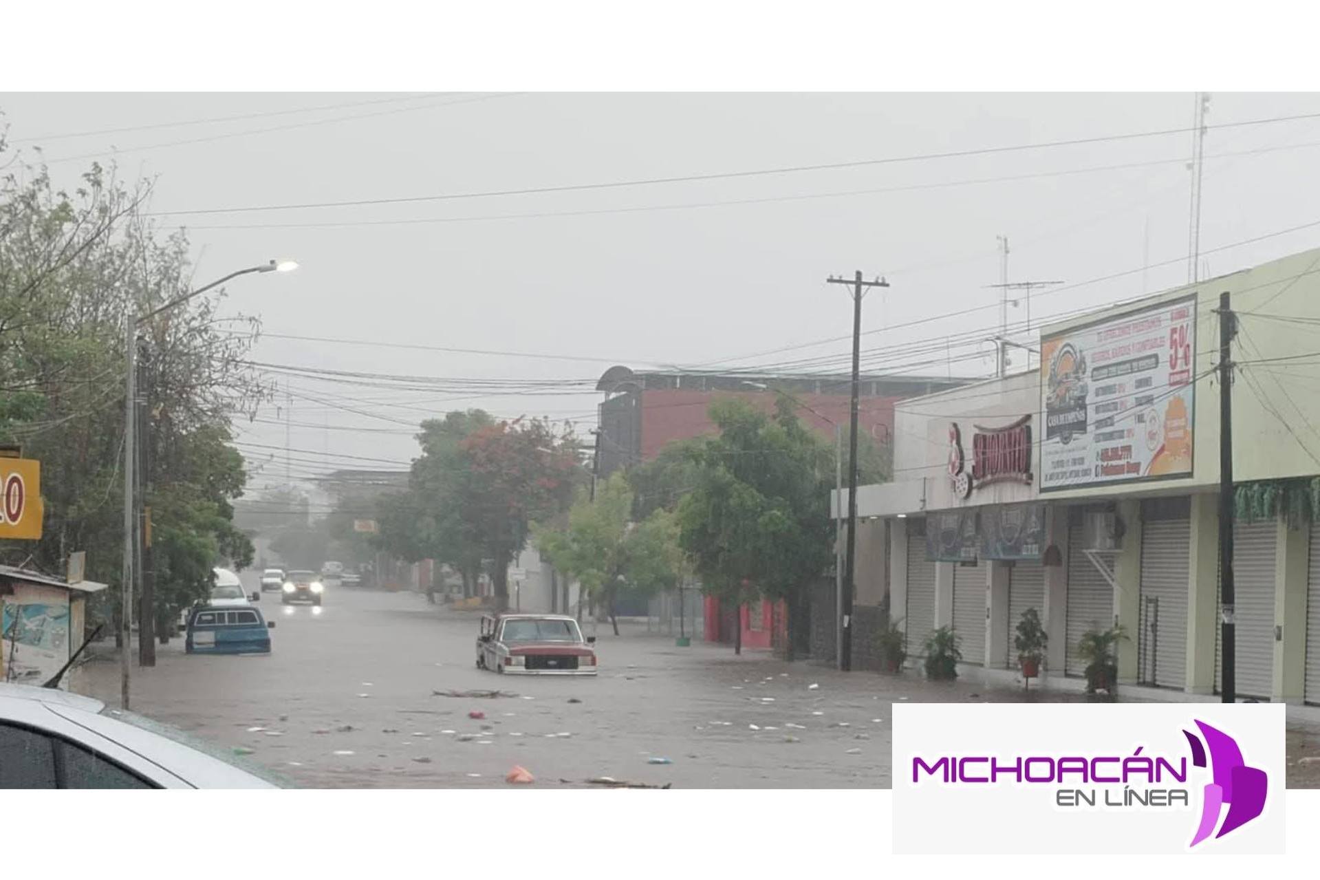 Apatzingán enfrenta severas afectaciones por intensa tormenta; destacan labores de rescate y apoyo a la población