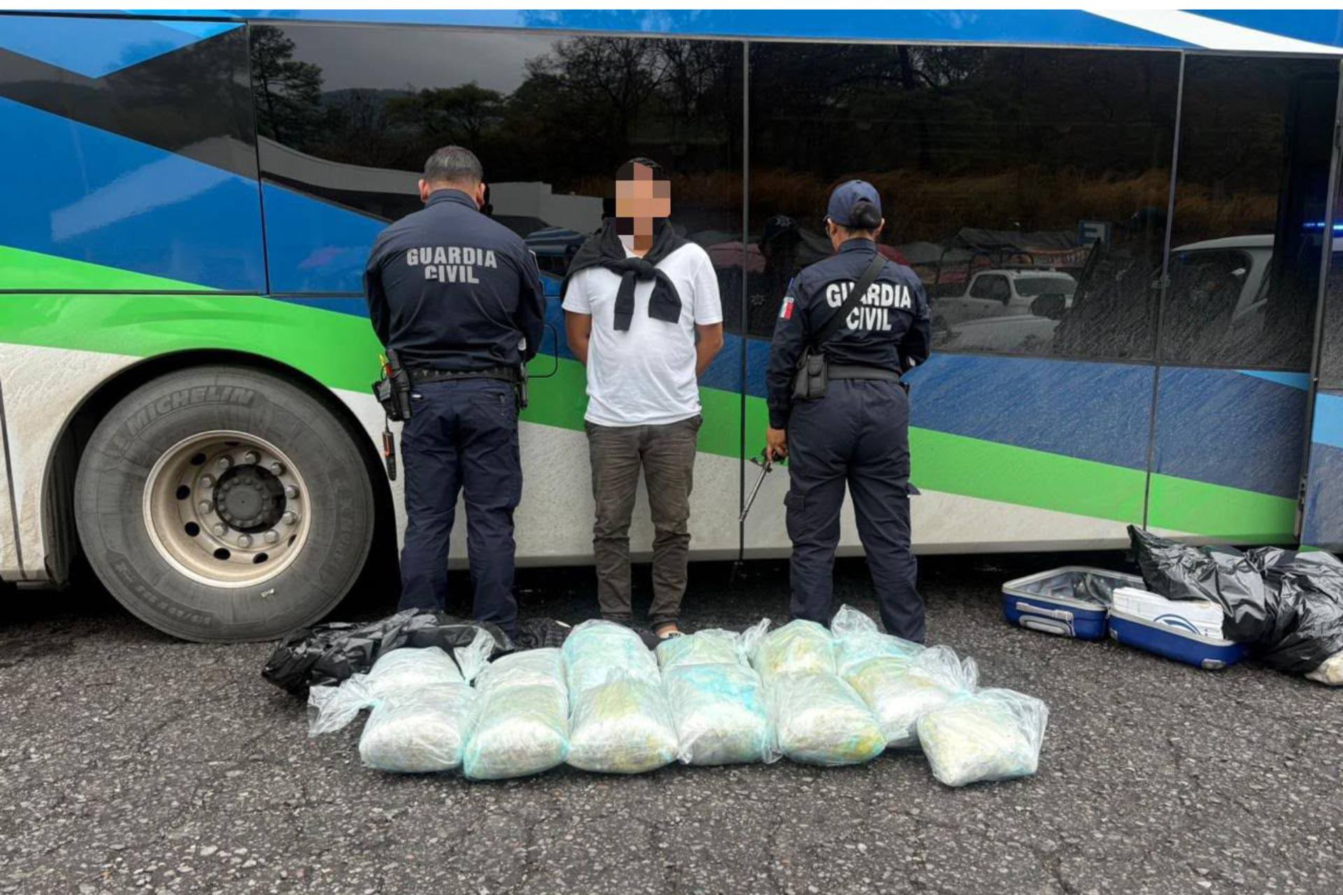 Guardianes del Camino asegiuran más de 27 kg de mariguana en la Autopista Siglo XXI