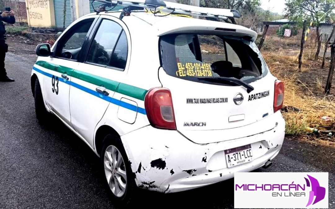 Investigan ataque armado tras hallazgo de taxi rafagueado sobre carretera Apatzingán- Acahuato.