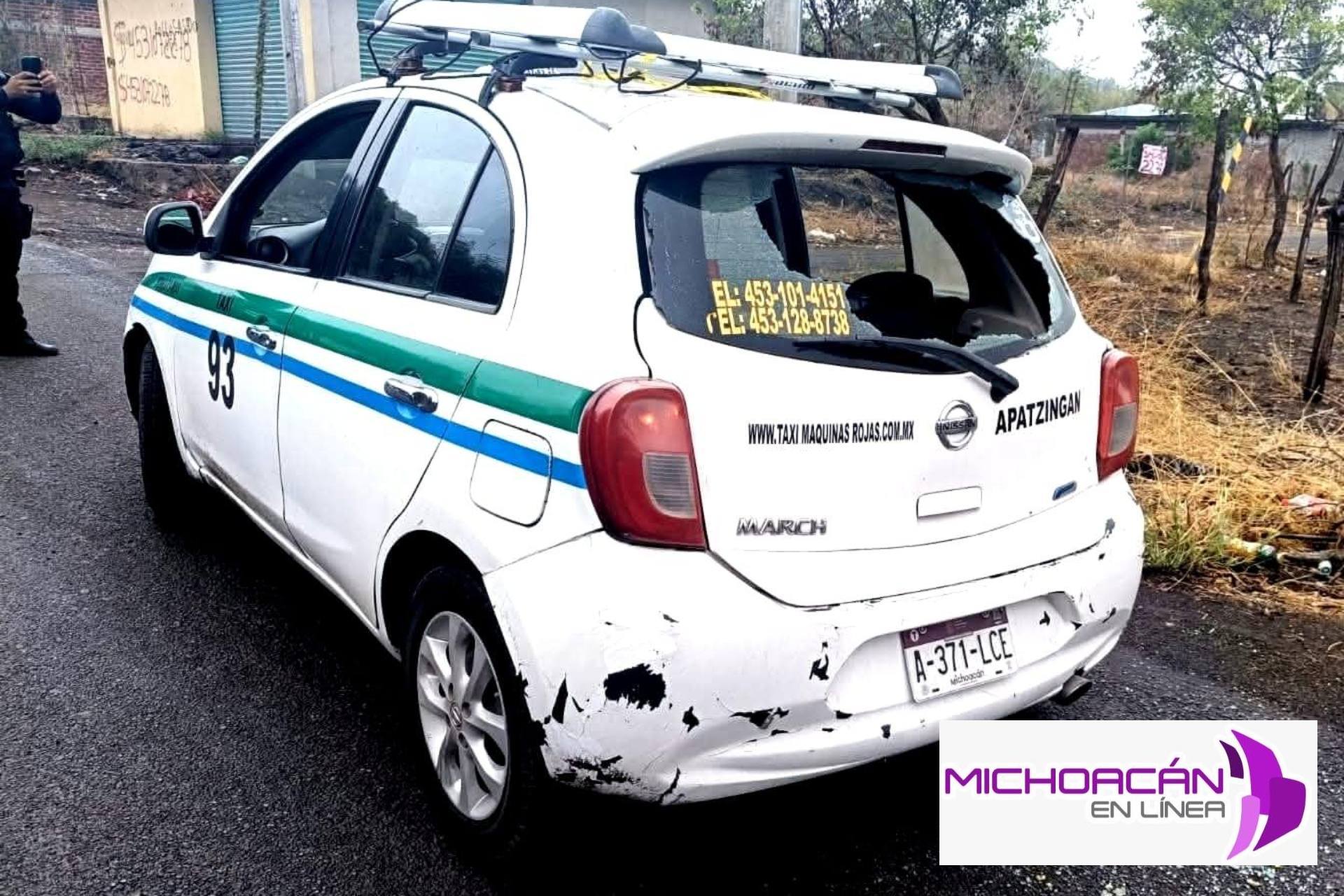 Investigan ataque armado tras hallazgo de taxi rafagueado sobre carretera Apatzingán- Acahuato.