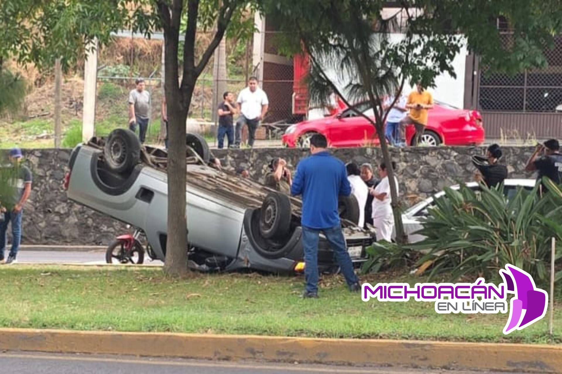 Trágica volcadura en Uruapan cobra la vida de dos estudiantes universitarias